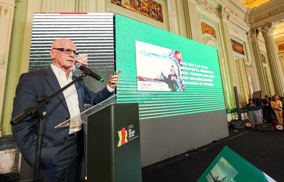 Governo lança maior campanha de divulgação turística da história do RS com investimento de R$ 30 milhões 2 Tomazeli falando ao microfone em close durante o lançamento da Campanha Nacional do Turismo 2024