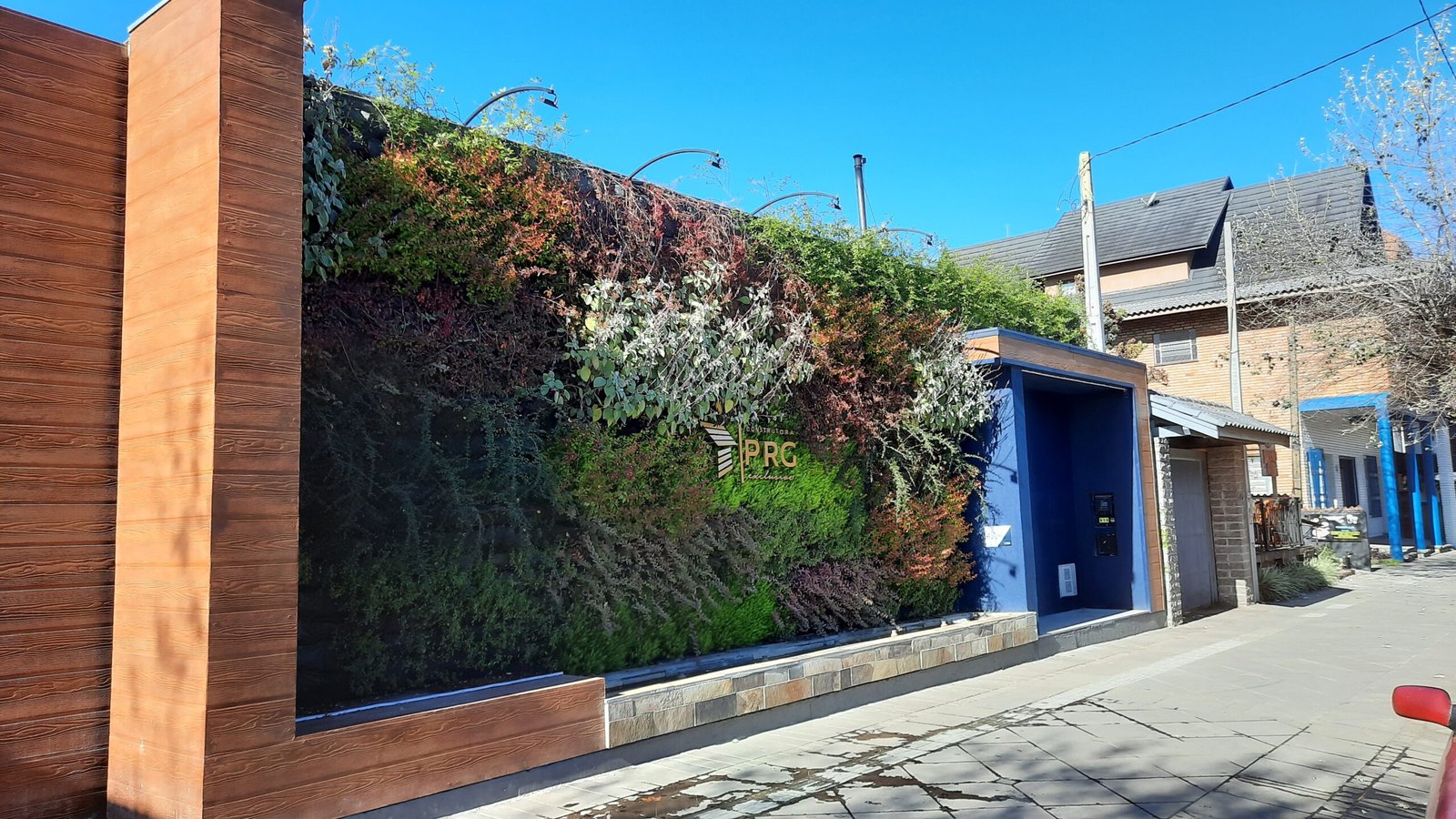 Tapume sustentável chama a atenção no Centro de Gramado 2 20210518 141609 scaled - Acontece Gramado