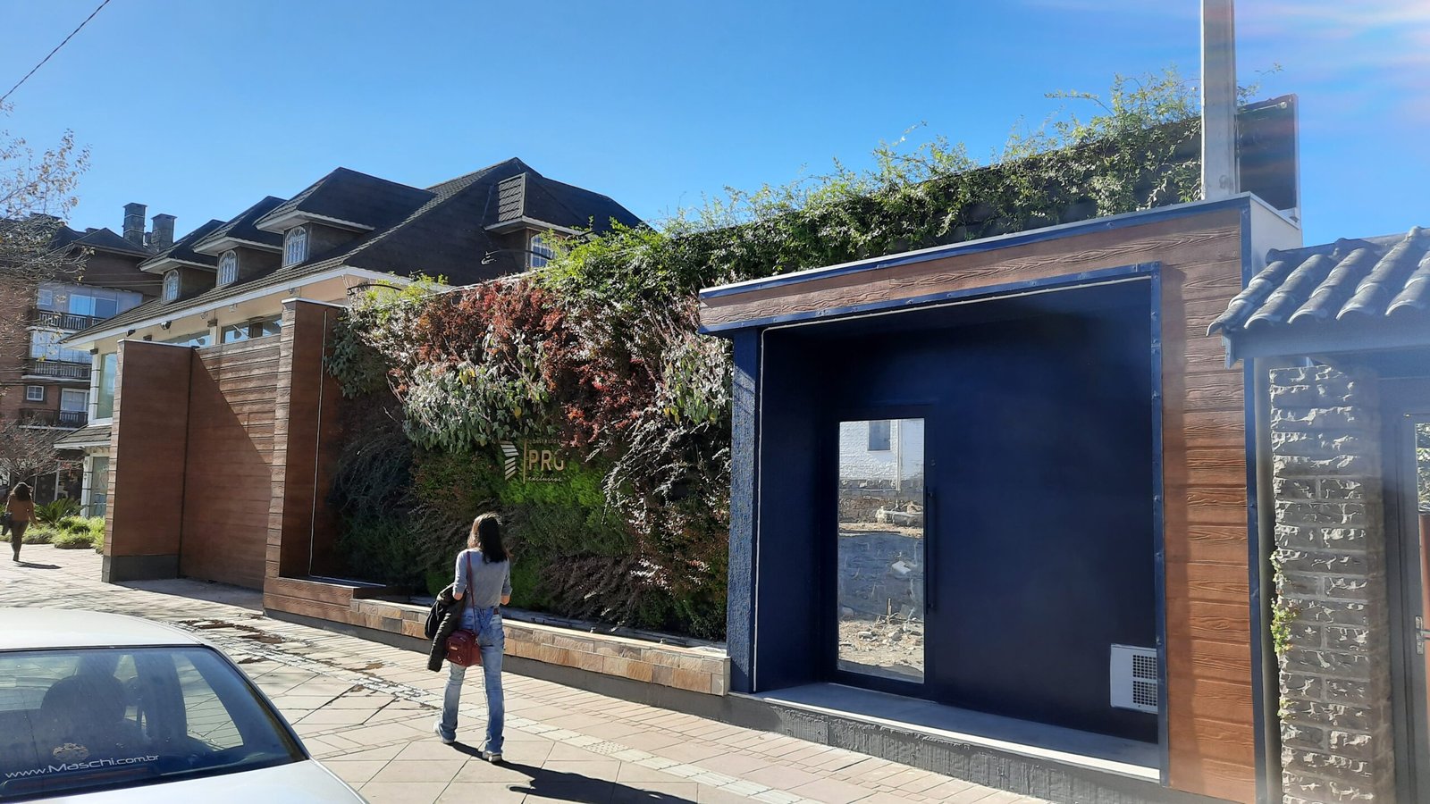 Tapume sustentável chama a atenção no Centro de Gramado 3 20210518 141705 scaled - Acontece Gramado