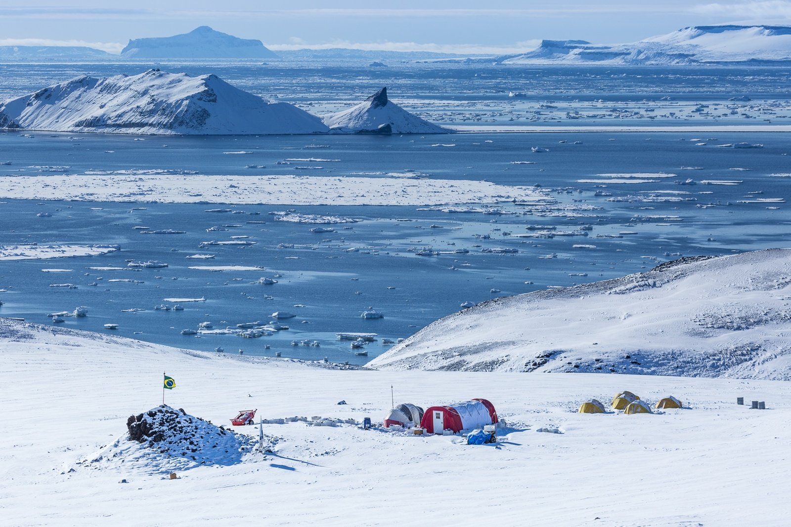 Acampamento do Programa Antartico Brasileiro na Ilha Vega ©Edson Vandeira - Acontece Gramado