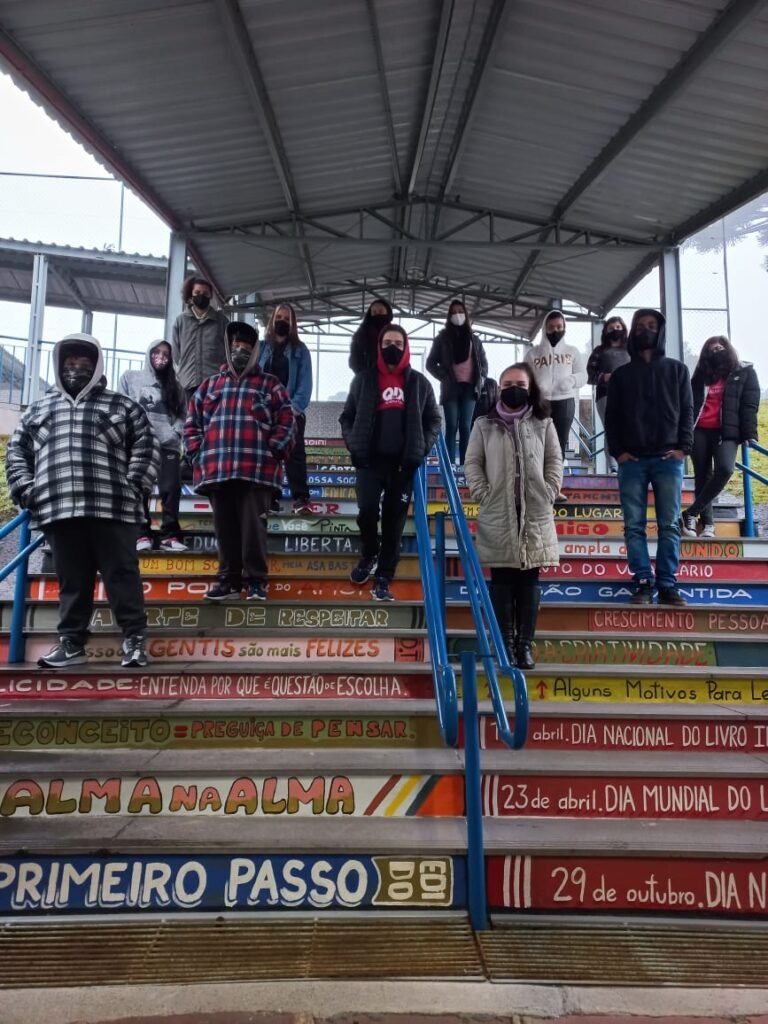 Alunos escadaria - Acontece Gramado