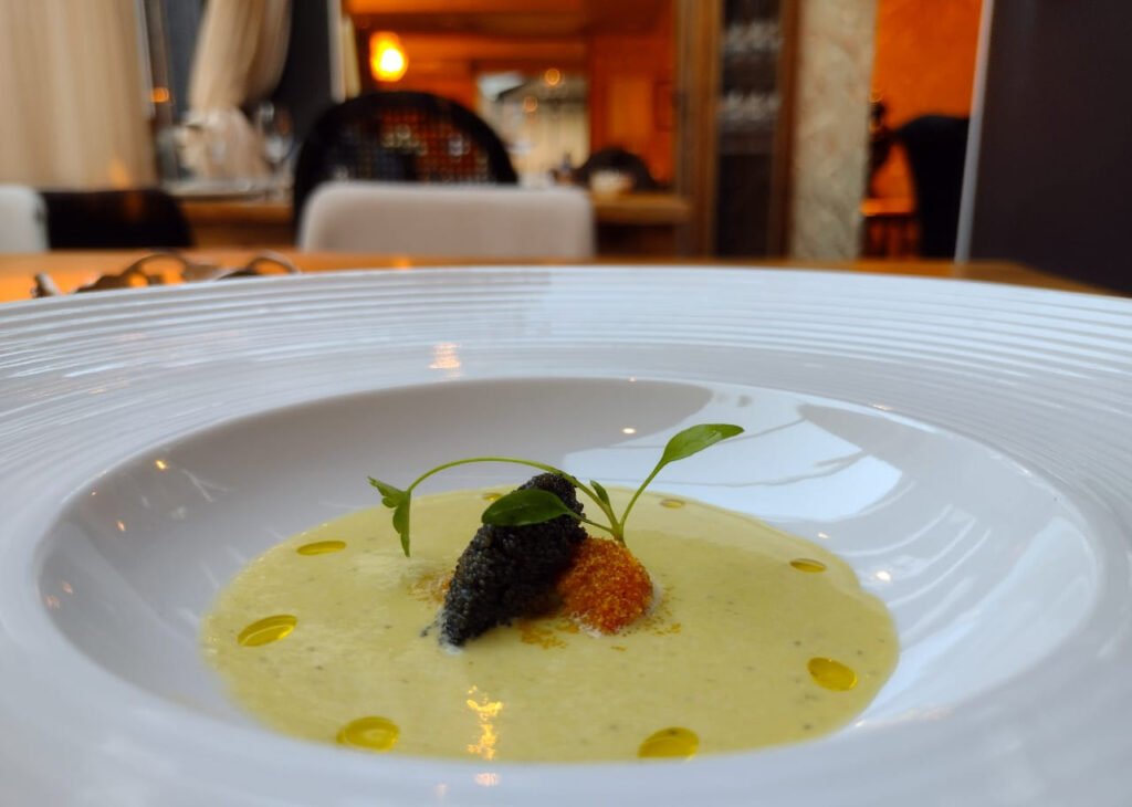 Amuse bouche coral de vieira ovas de capelin bottargagold e creme de pepino com chardo - Acontece Gramado
