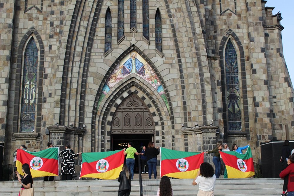 Hotéis e pousadas de Canela lançam campanha com diárias gratuitas 1 Apaixone se por Canela abraco na Catedral. Creditos Barbara Ludke 1 - Acontece Gramado