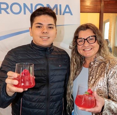 Di Pietro vence seleção para o Bar de Drinks do Festival de Cultura e Gastronomia de Gramado 1 Barman Di Pietro Diego Jimenez e Paula Kohl executiva do evento - Acontece Gramado