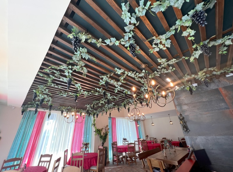 Trattoria temática Bella Itália inaugura em Gramado 1 Bella Italia Gramado parreiral no teto - Acontece Gramado