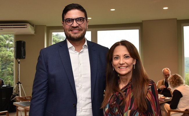 Laghetto Golden assina como patrocinador máster da Páscoa em Gramado 2022 1 CEO Laghetto Golden Enio Almeida e presidente da Gramadotur Rosa Helena Volk - Acontece Gramado