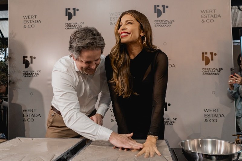 Calçada da Fama no Festival de Cinema terá transmissão e será móvel em 2024 1 Calcada da Fama 2023 com Grazi Massafera 2 creditos Divulgacao - Acontece Gramado