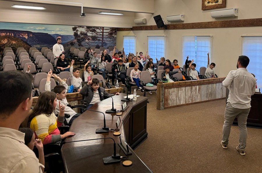 Estudantes visitam a Câmara e aprendem sobre a importância do Poder Legislativo 1 Camara Gramado 3 1 - Acontece Gramado