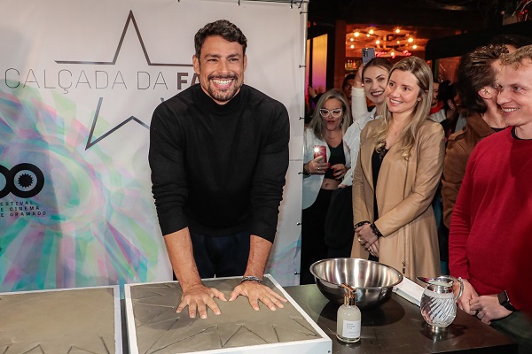 Calçada da Fama 2023 eternizará 12 artistas e personalidades em Gramado na próxima semana 1 Caua Reymond teve seu nome e assinaturas eternizadas em 2022. Creditos Edison Vara - Acontece Gramado