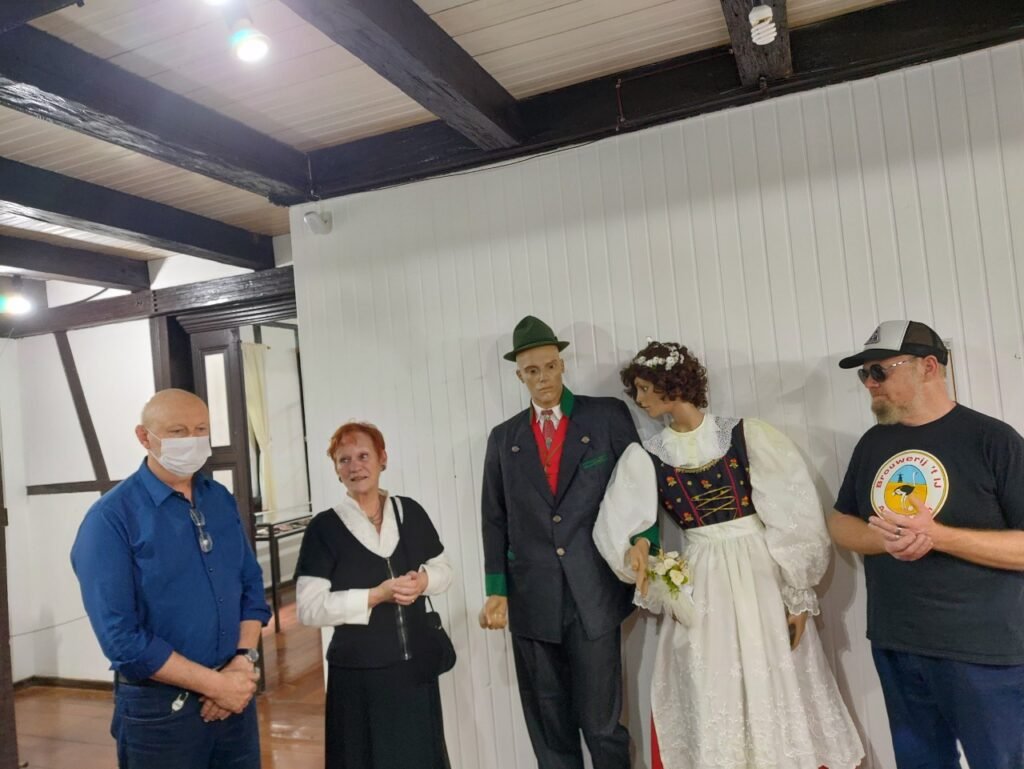Cerimonia de entrega dos trajes de Sady Homrich - Acontece Gramado