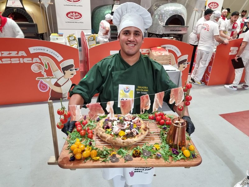 Chef Igor Cândido fica no top 30 entre os melhores do Mundial de Pizzas da Itália 1 Chef Igor mUndial pizza Classica - Acontece Gramado