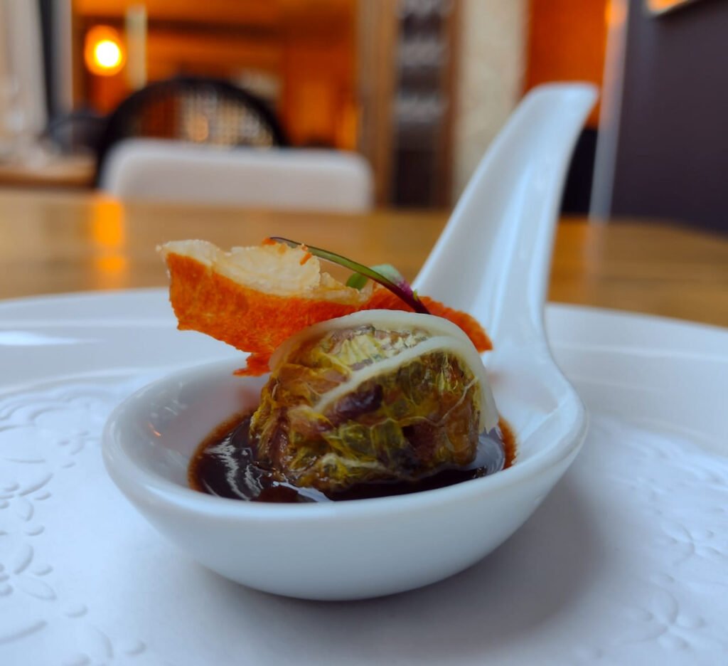 Crepinette de costela e rabada com demi glace de vinho do porto e crispy de jamon serrano - Acontece Gramado