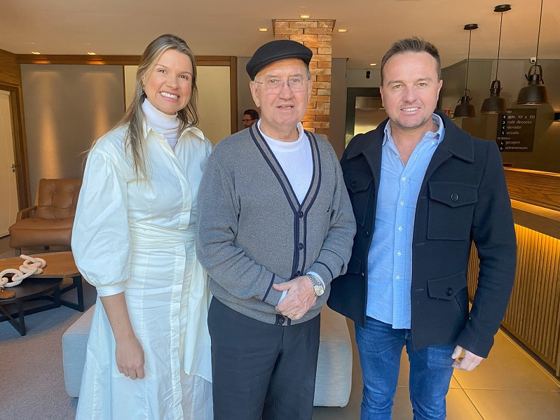 Mentoria para empresários em Gramado tem autor, sociólogo e empresário Valdir Bündchen 1 Cris Endres Valdir Bundchen e Fabio Noel mentoria em Gramado - Acontece Gramado