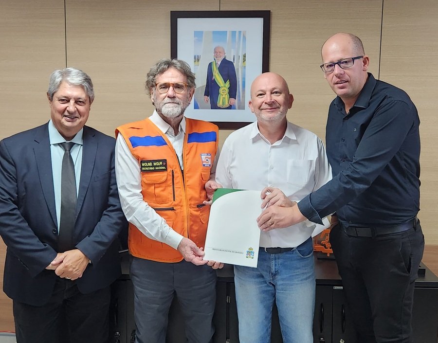 Gramado protocola projeto na Defesa Civil Nacional para obras de recuperação no bairro Piratini 1 Defesa Civil Nacional prefeito Nestor secretario Wolnei secretario Germano e o Dep Joel - Acontece Gramado