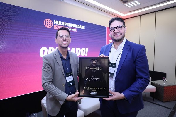 Laghetto Chateau Gramado recebe prêmio de melhor hotel em multipropriedades do Brasil 1 Diego Caceres CEO Rede Laghetto e Enio Almeida CEO Laghetto Golden Multipropriedades - Acontece Gramado