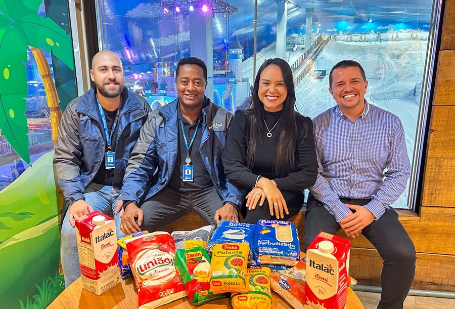 Ação Solidária dos parques Snowland e Acquamotion arrecadaram mais de 1 tonelada de alimentos 1 Do Snowland o lider de Bilheteria Gustavo Ponath o gerente de Operacoes Charles Lemos a gerente Geral Camila Cassiano e o gerente AB Marcio Munhoz. Foto Leticia da Silva - Acontece Gramado