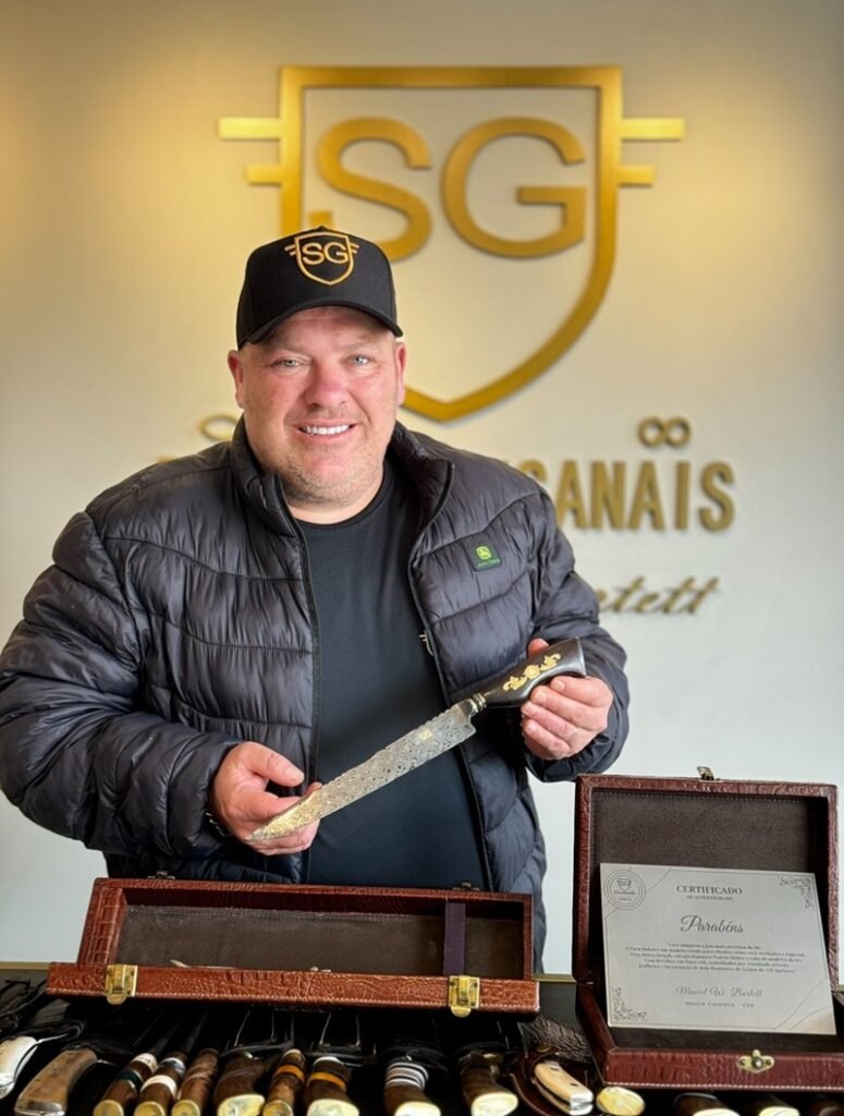 SG terá duas mil facas e peças raras banhadas a ouro e com diamantes na Expointer 2024 1 Empresario Maciel Burtett com a rara Faca Dubai - Acontece Gramado