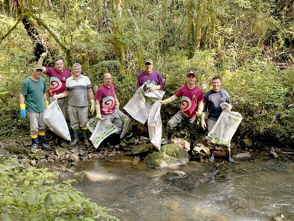 Mutirão recolhe 24 sacos de lixo de arroio que passa por dentro do Terra Mágica Florybal 1 Equipe de Limpeza Foto Vinicius Rocha - Acontece Gramado