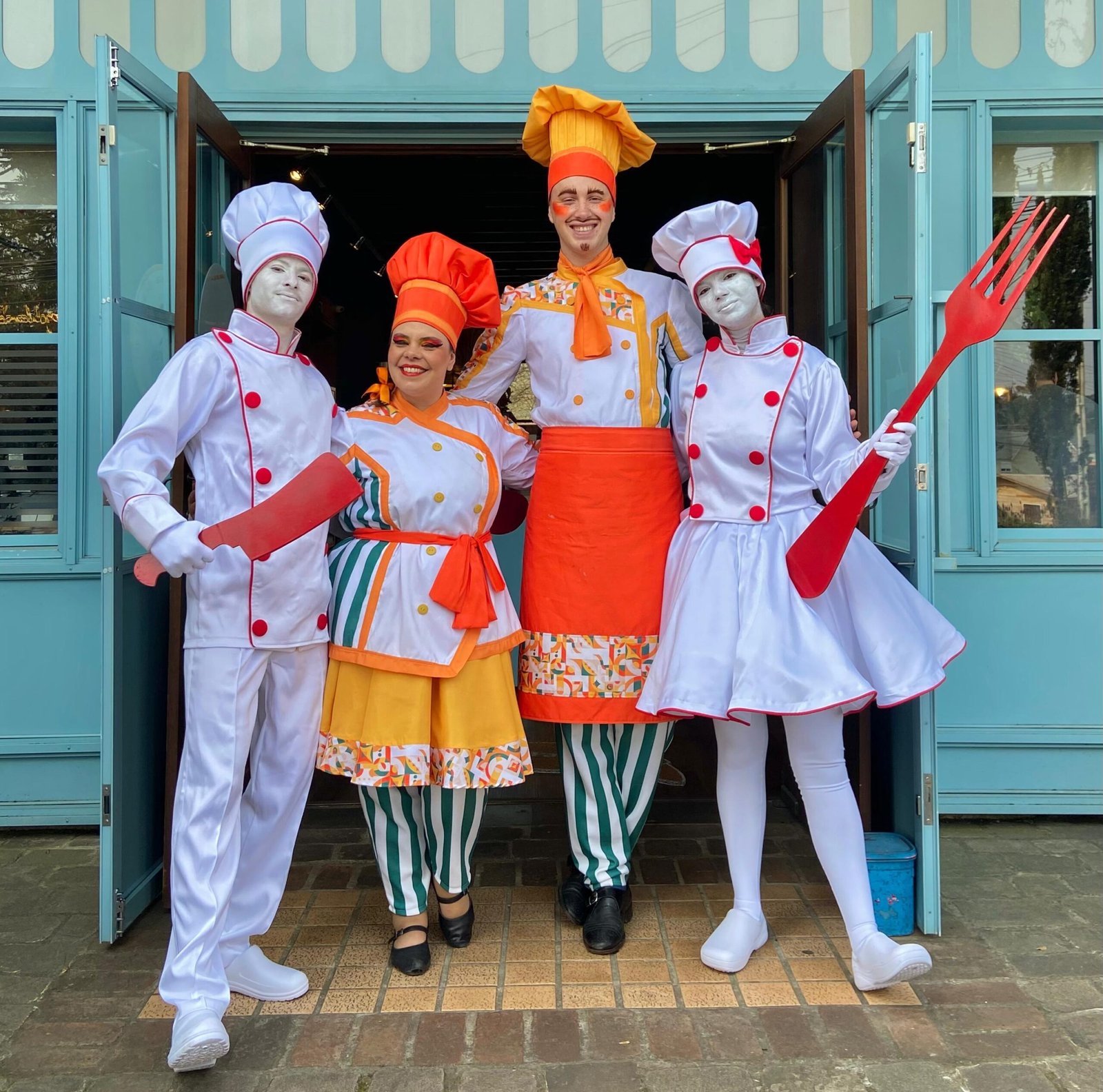 Festival Sabores de Canela tem último fim de semana de programação 1 Estatuas humanas chef Maria Risoto e Canelone Festival de Gastronomia e Cultura Sabores de Canela scaled - Acontece Gramado