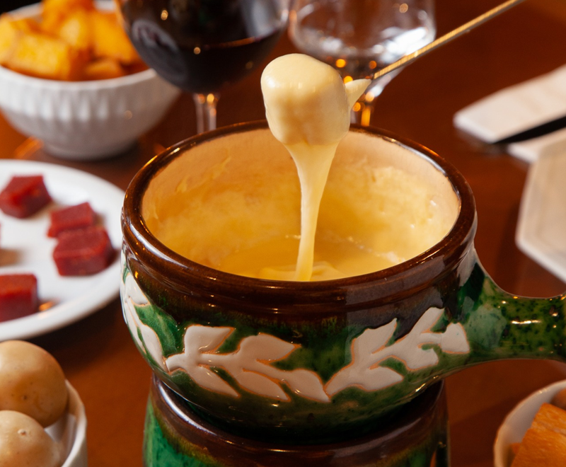 Tchê Ofertas foca retomada do turismo com preços especiais para julho na Serra Gaúcha 1 Fondue Alpine La Table Fonte divulgacao Alpine La Table - Acontece Gramado