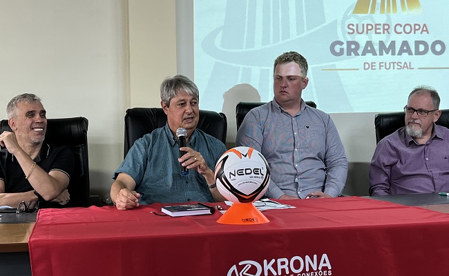 Foto Apresentacao Super Copa Gramado.foto mesa.Nelson Nestor Lucas e Jadir.1.Credito Gerson Sorgetz - Acontece Gramado