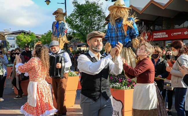 Festa da Colônia de Gramado ocorre de 28 de abril a 15 de maio 1 Foto Espantalhos e Grupo Origens 1 - Acontece Gramado