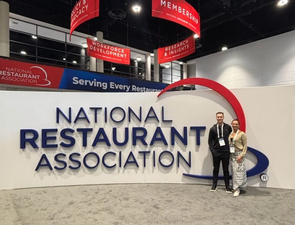 Cantina Pastasciutta celebra os 150 anos da Imigração Italiana no Rio Grande do Sul 2 Foto Kieran e Angelita Ecker socios proprietarios da Cantina Pastasciutta NRA maior evento para restuarantes das americas em Chicago - Acontece Gramado
