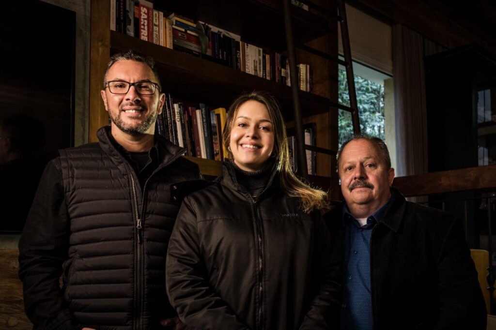 Foto Realiza Socios da Realiza Negocios Imobiliarios Cristiano Ludke e Normelio Hoffmann juntamente da Gerente Geral Graziela Hoffmann - Acontece Gramado