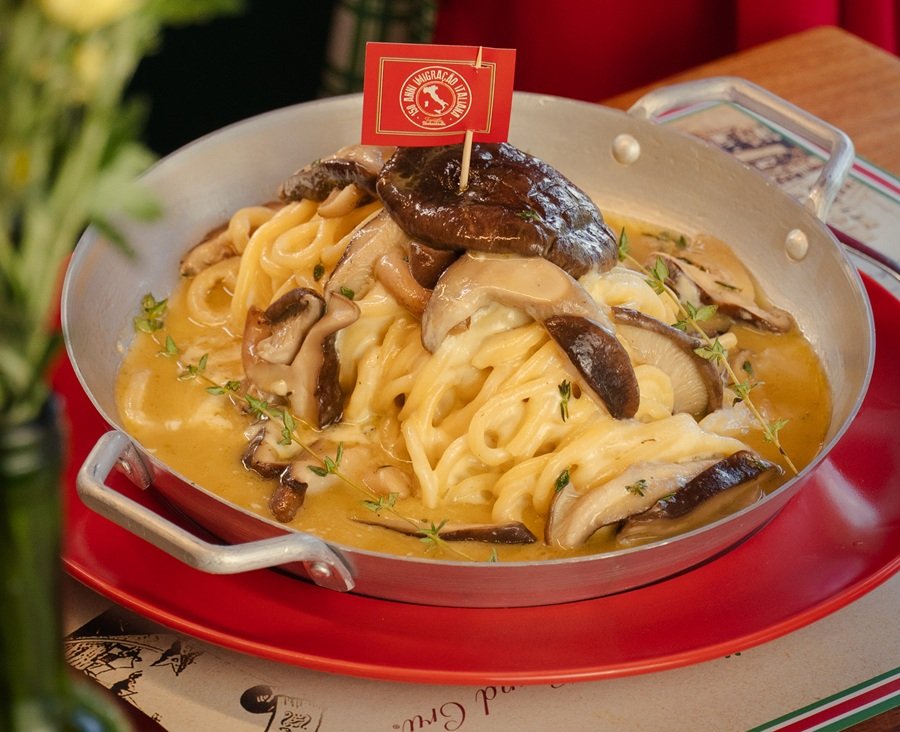 Cantina Pastasciutta celebra os 150 anos da Imigração Italiana no Rio Grande do Sul 1 Foto Spetacollo Della Immigrazione prato do Circuito Gastronomico do Circolo Trentino que esta no cardapio ate 30 de maio - Acontece Gramado