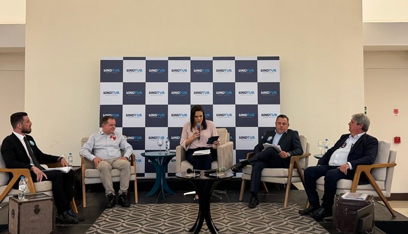 Propostas para o turismo foram debatidas pelos candidatos às prefeituras de Gramado e Canela 1 Foto debate Gramado. candidatos palco - Acontece Gramado