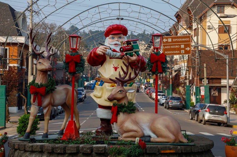 Decoração do Natal Luz começa a ser instalada em Gramado 1 Foto decoracao montada entrada arcos - Acontece Gramado