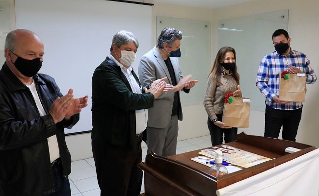 Natal Luz vai presentear profissionais da saúde com ingressos para espetáculos 1 Foto entrega ingressos NL Hospital Sao Miguel - Acontece Gramado