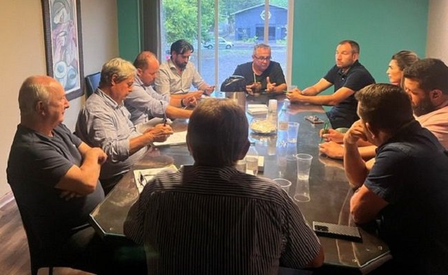 Entidades e autoridades se reúnem para debater o fluxo de turistas em Gramado 1 Foto reuniao sindtur com prefeito 2023 - Acontece Gramado