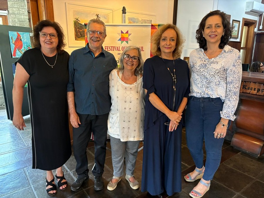 Festival QuiltBrasil volta a acontecer em Gramado e terá a 28ª edição em abril de 2025 1 Legenda da foto Estela Mota Jose Mauro Netto e Carmen Netto do festival Debora Irion secretaria Adjunta de Cultura de Gramado e Georgia Schaumloffel Coordenadora Centro de Cultura Gramado - Acontece Gramado