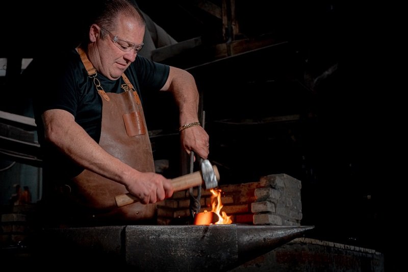 SG Facas abre linha de produção com modelo centenário de forjar a partir de molas de aço 1 Maciel Burttet Linha Origens SG 1 - Acontece Gramado