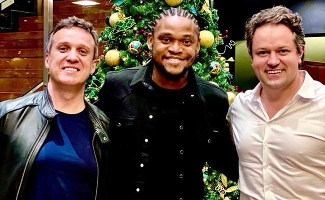 Jogador Luiz Adriano investe no principal condomínio de luxo de Gramado 1 Marcelo Luiz Adriano centro e diretor da PRG Giovani Ghisleni 2 2 - Acontece Gramado