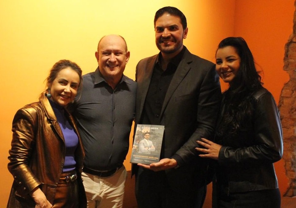 Livro inédito de Ênio Almeida, sobre multipropriedade, teve lançamento em SP 1 Michelle Wodarski Plinio Rafael Ghisleni Enio Almeida e esposa Gizelly Rodrigues - Acontece Gramado