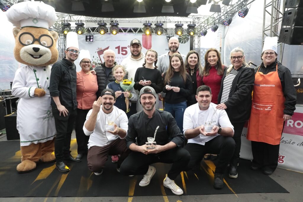 Thomas Silveira e Valentina Bordin vencem os concursos Melhor Chef e Chef Kids de Gramado 2 Os tres primeiros colocados dos concursos Melhor Chef e Chef Kids com autoridades e representantes das entidades apoiadoras creditos Cleiton Thiele - Acontece Gramado