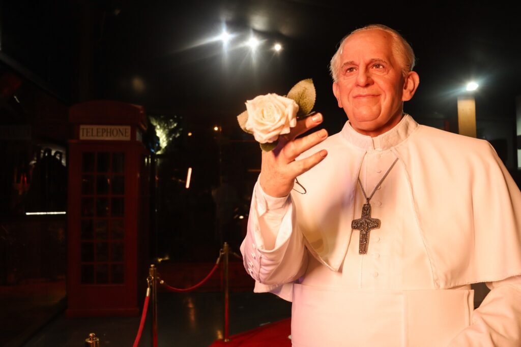 Gesto de Fé: Museu de Cera de Gramado presenteia visitantes com foto do Papa Francisco 1 Papa Francisco Museu de Cera Gramado Creditos das fotos Isabella Santana 2 - Acontece Gramado
