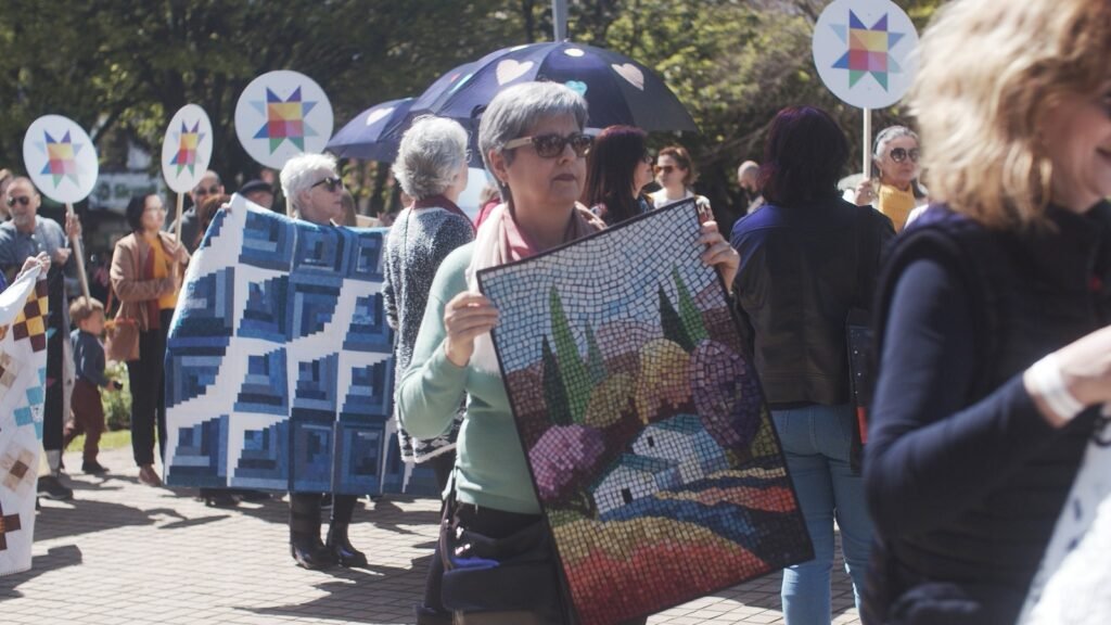 Parada do Quilt, no Lago Joaquina Rita Bier, terá banda e desfile de artistas neste sábado (12) em Gramado 1 Parada do Quilt 2 - Acontece Gramado