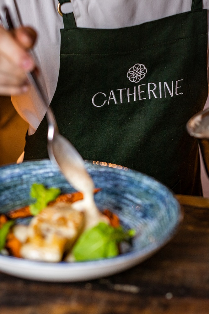 Conheça o Restaurante Catherine que traz alma feminina, arte e gastronomia a Gramado 2 Peixe fresco do dia pure de cara acelga cenoura molho beurre blanc de erva cidro Foto de Cris Garbin 2 - Acontece Gramado