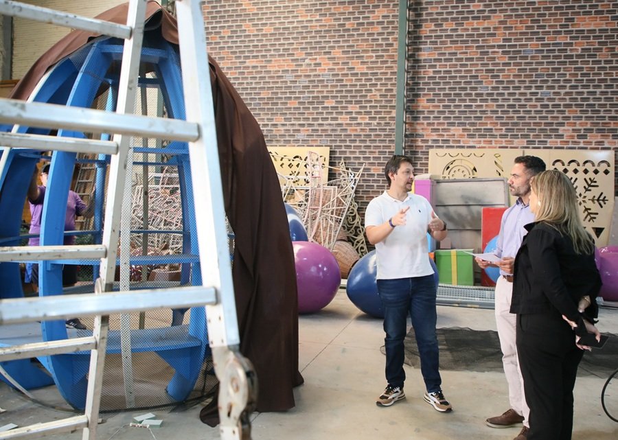 Prefeito e secretario conferem a preparacao da decoracao - Acontece Gramado