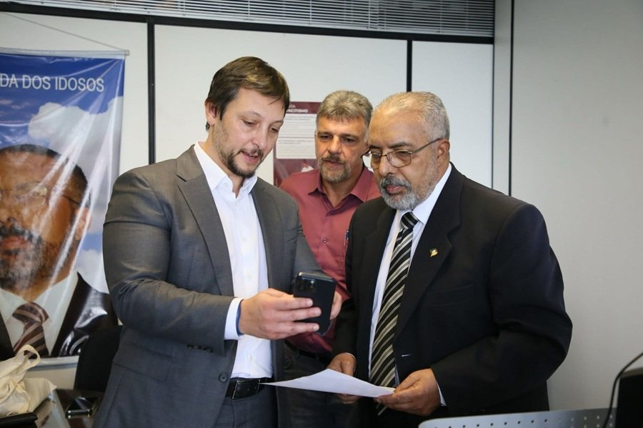Prefeito e secretario em visita ao senador Paim - Acontece Gramado