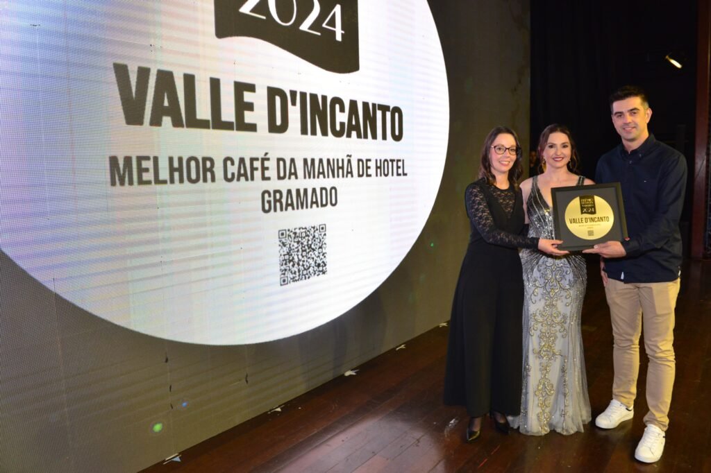 Hotel Valle d’incanto e Osteria di Lucca conquistam prêmio Sabores do Sul 2024 1 Premio Ruanita Crespo sub gerente Valle Sabina Fuhr diretora Sabores e Anderson Herold Gerente Geral Valle - Acontece Gramado