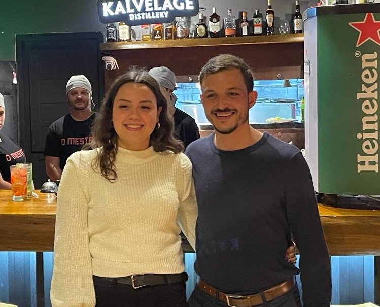 <strong>Pizzaria O Mestre reinaugura em Gramado com nova temática e preços populares</strong> 1 Raquel Deon e Evandro Santos proprietarios - Acontece Gramado