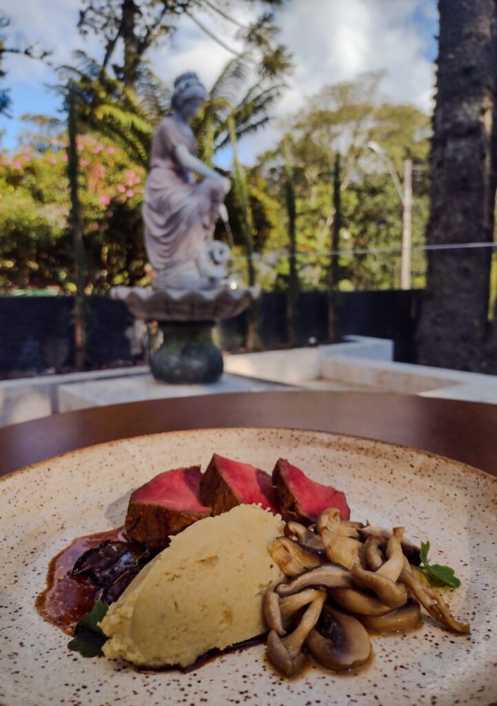 Roastbeef cozido lentamente em sous vide pure de foie gras demi glace de tinto e trufas negras e c - Acontece Gramado