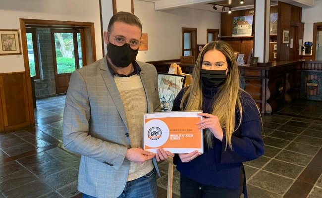 Construtora PRG doa recurso ao Fundo de Cultura e adere ao Selo Amigo da Cultura de Gramado 1 Secretario Ricardo e Ana Ghisleni - Acontece Gramado