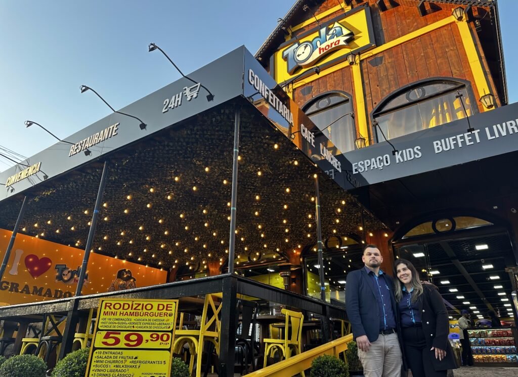 Casal que vendia pinhão em Gramado inaugura 5ª loja e lança rede de franquias 2 Toda Hora Sao pedro Willian e Raquel 1 - Acontece Gramado
