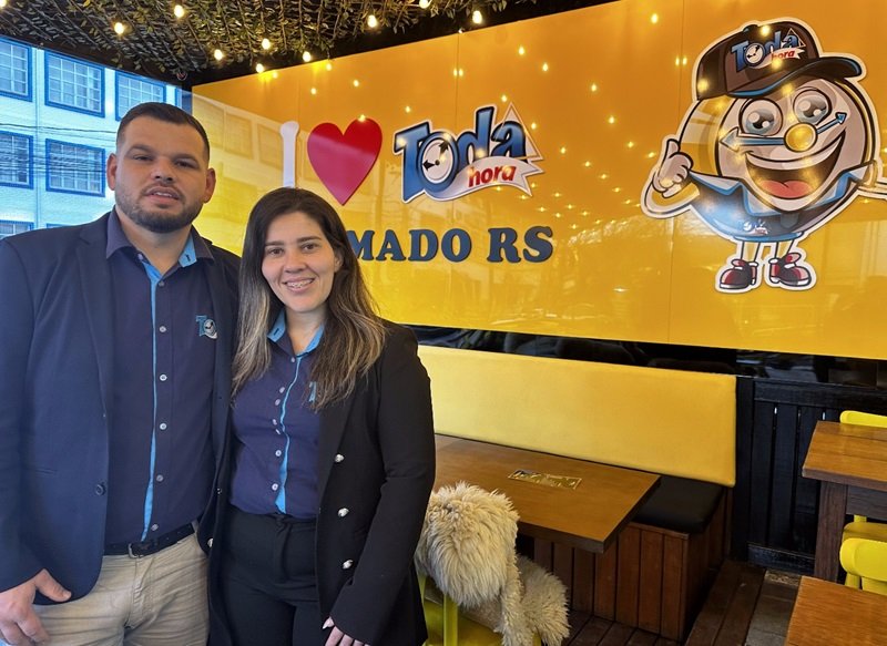 Casal que vendia pinhão em Gramado inaugura 5ª loja e lança rede de franquias 1 Toda Hora Sao pedro Willian e Raquel 2 - Acontece Gramado