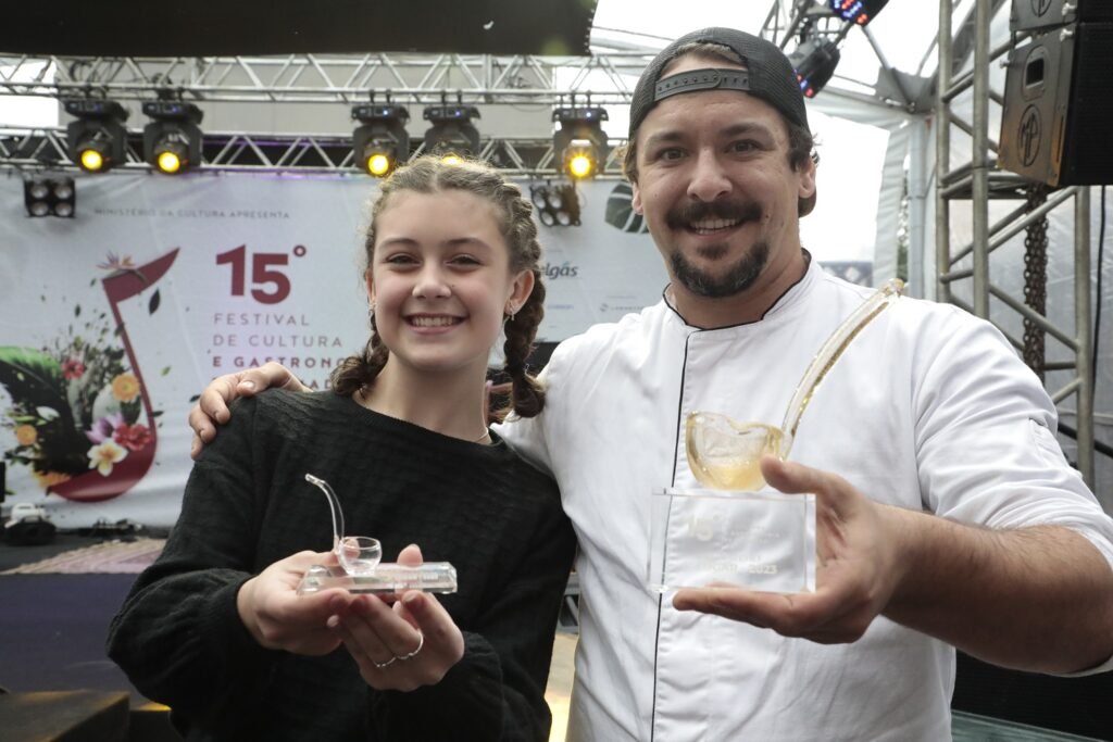 Thomas Silveira e Valentina Bordin vencem os concursos Melhor Chef e Chef Kids de Gramado 1 Vencedores da Concha de Cristal Valentina Bordin melhor chef kids e Thomas Silveira Melhor Chef Creditos Cleiton Thiele - Acontece Gramado